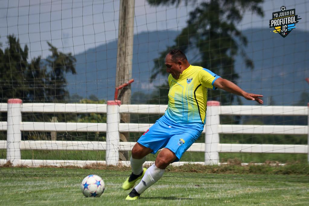 Fotógrafo capturando la acción durante un partido de fútbol en Profutbol JC.