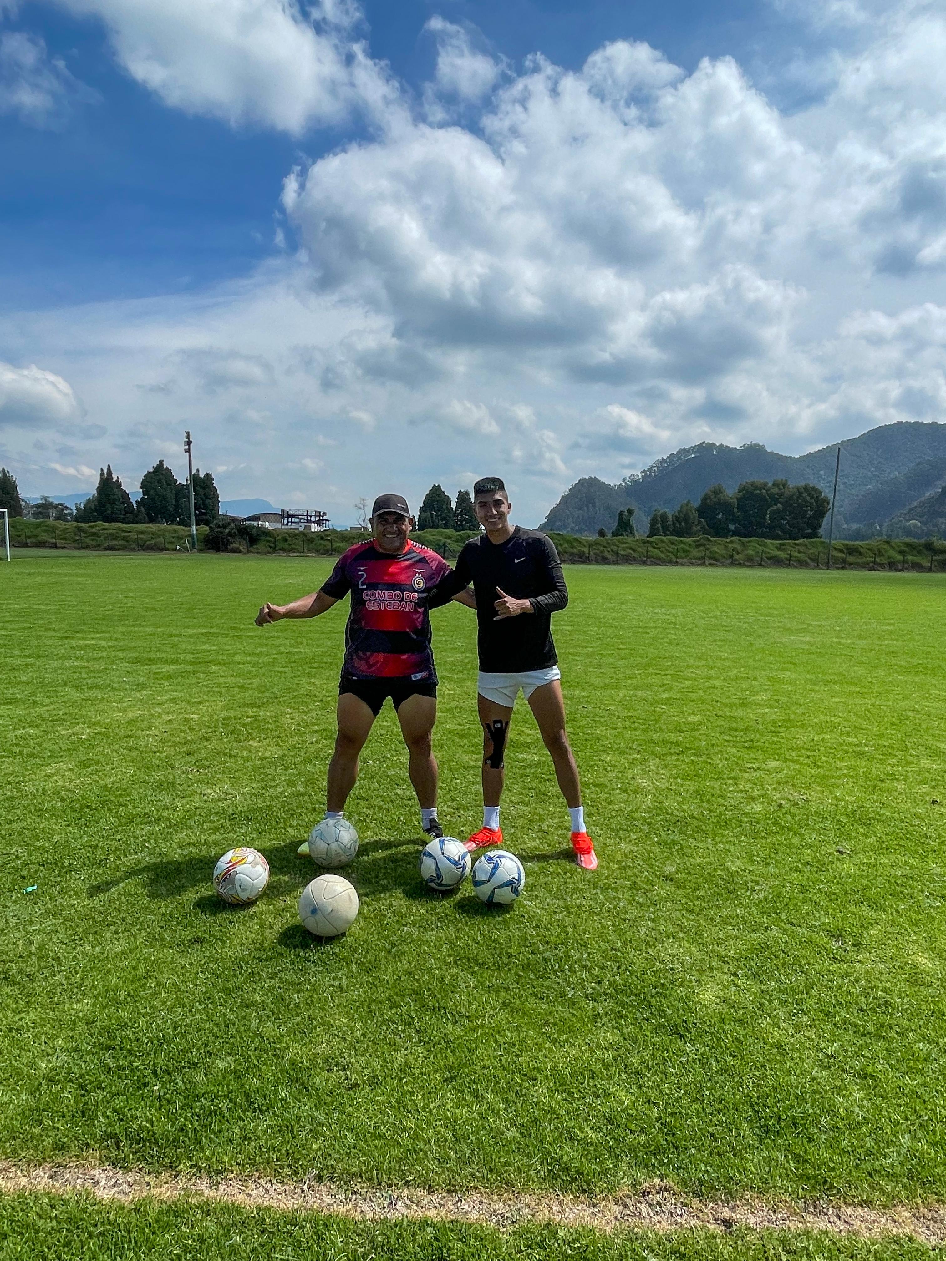 Los fundadores de Profutbol JC en una de las canchas de césped natural.